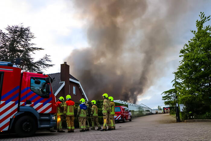 Grote rookwolken bij zeer grote industriebrand