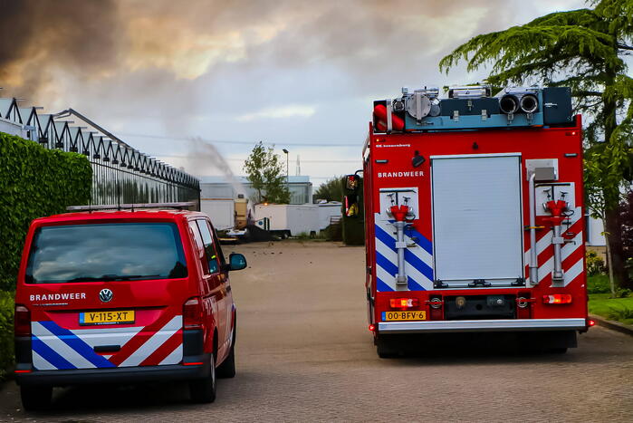 Grote rookwolken bij zeer grote industriebrand