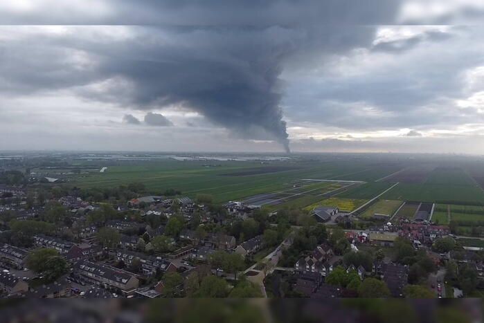 Grote rookwolken bij zeer grote industriebrand