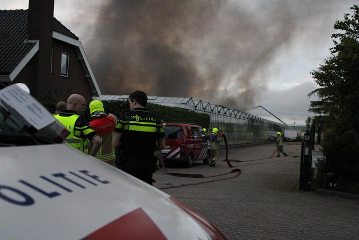 Grote rookwolken bij zeer grote industriebrand