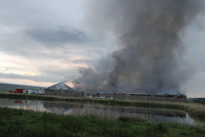 Grote rookwolken bij zeer grote industriebrand