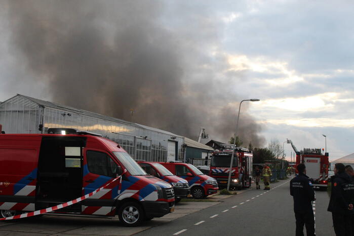 Grote rookwolken bij zeer grote industriebrand
