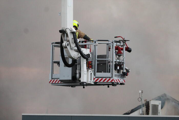 Grote rookwolken bij zeer grote industriebrand