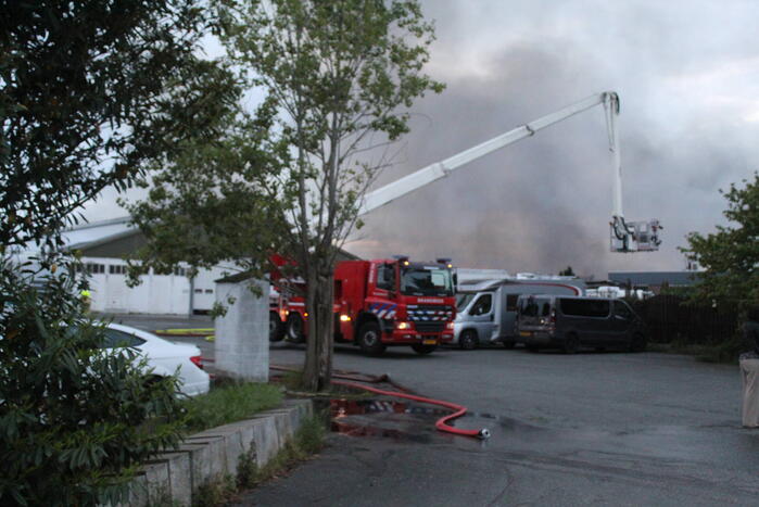Grote rookwolken bij zeer grote industriebrand