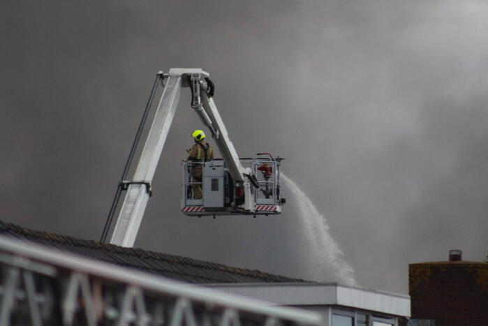 Grote rookwolken bij zeer grote industriebrand
