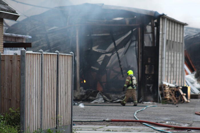 Grote rookwolken bij zeer grote industriebrand