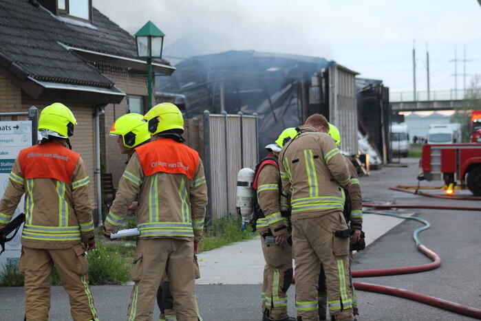 Grote rookwolken bij zeer grote industriebrand
