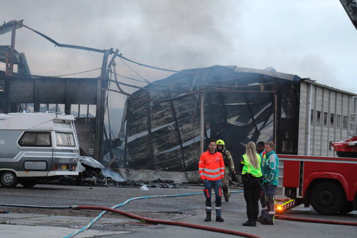 Grote rookwolken bij zeer grote industriebrand