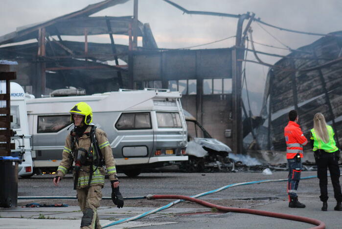 Grote rookwolken bij zeer grote industriebrand