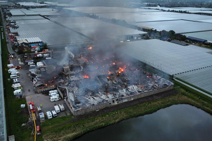 Grote rookwolken bij zeer grote industriebrand