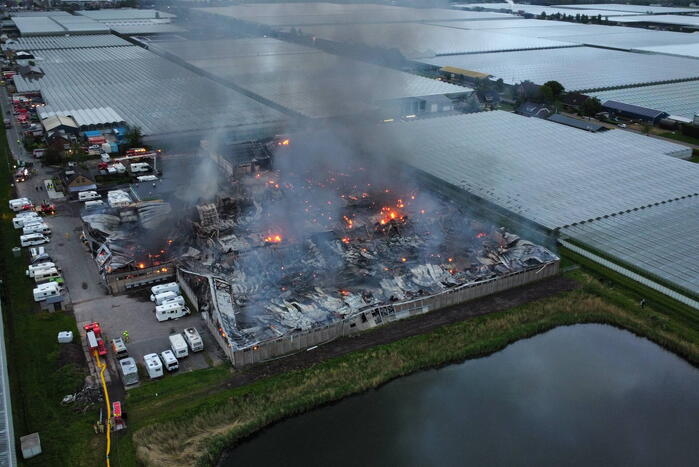 Grote rookwolken bij zeer grote industriebrand