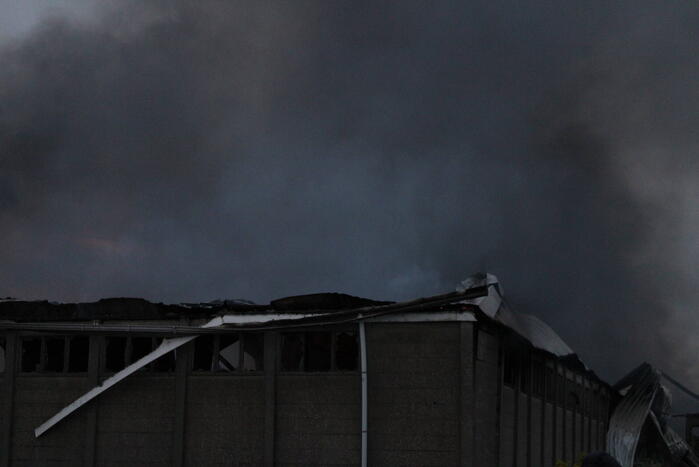 Grote rookwolken bij zeer grote industriebrand