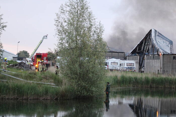 Grote rookwolken bij zeer grote industriebrand