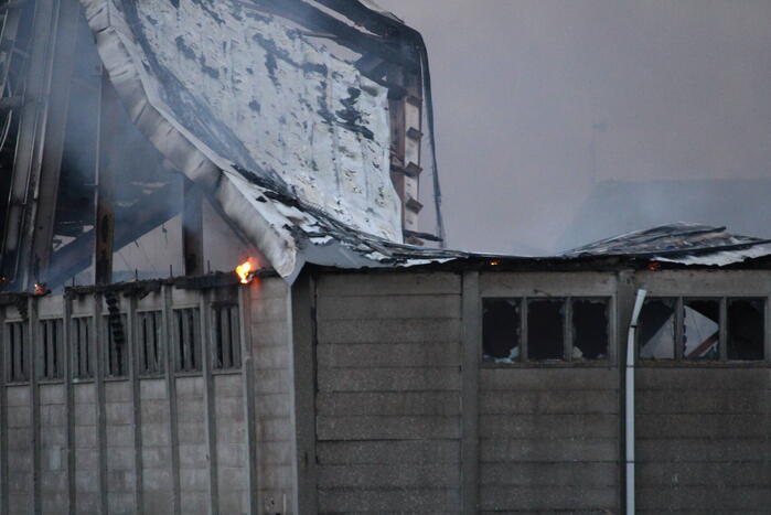 Grote rookwolken bij zeer grote industriebrand