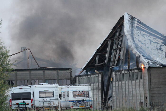 Grote rookwolken bij zeer grote industriebrand