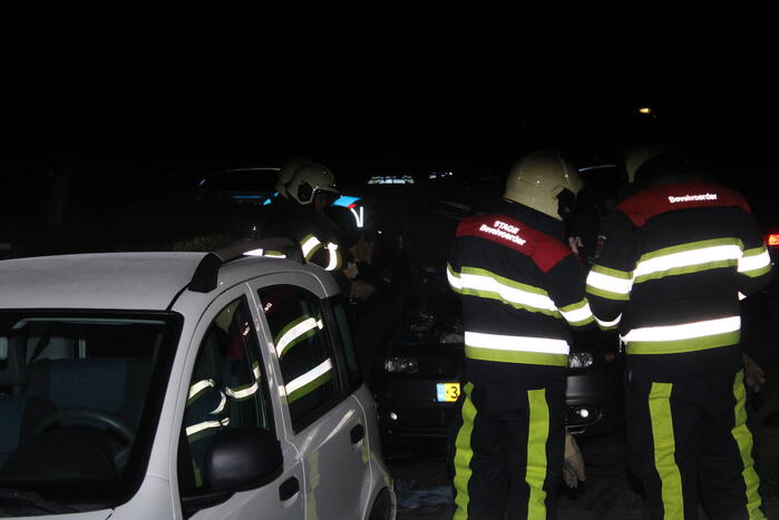 Brand in motorcompartiment van auto