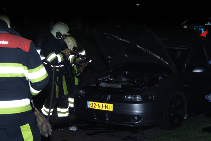 Brand in motorcompartiment van auto