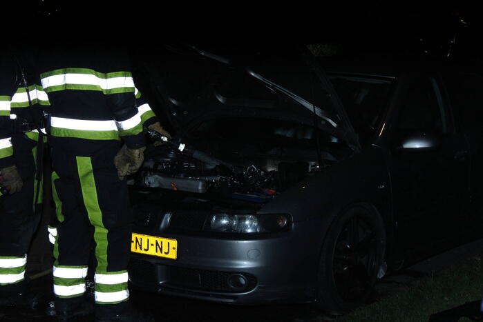 Brand in motorcompartiment van auto