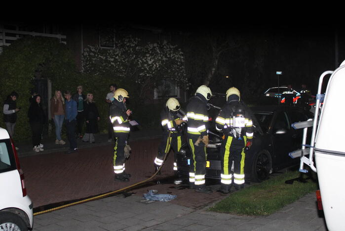 Brand in motorcompartiment van auto