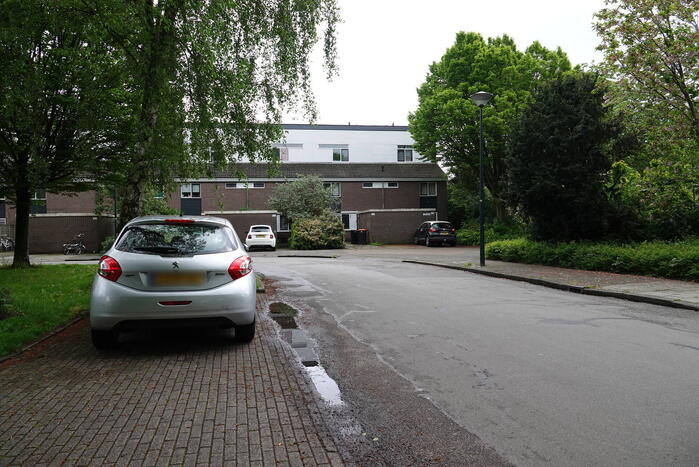 Voordeur woning beschadigd na explosie