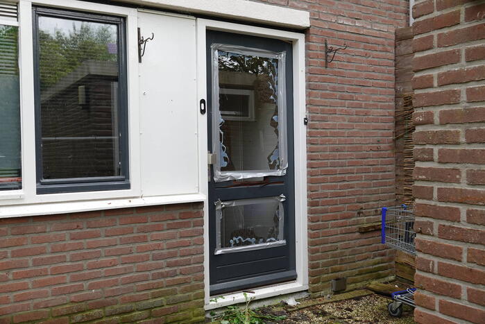 Voordeur woning beschadigd na explosie