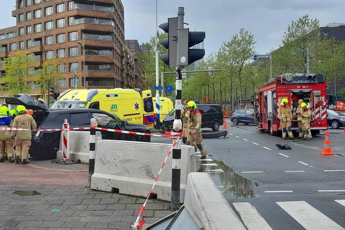Ravage op de weg: ambulance, bestelbus en auto betrokken bij ernstig ongeval