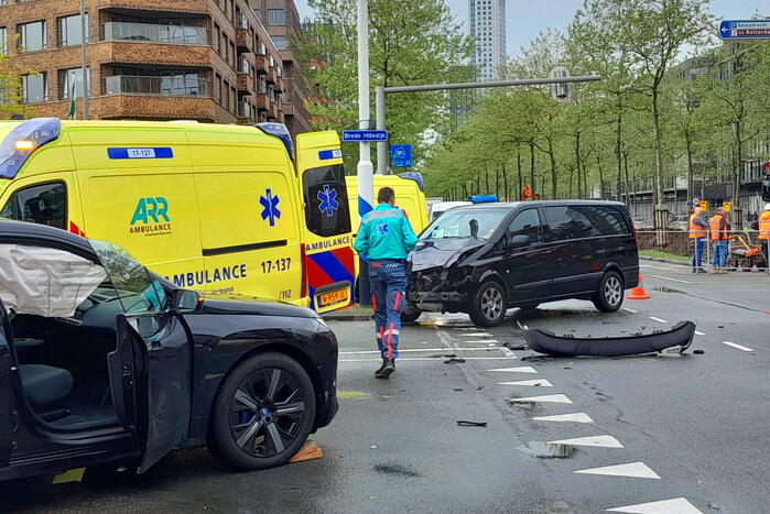 Ravage op de weg: ambulance, bestelbus en auto betrokken bij ernstig ongeval