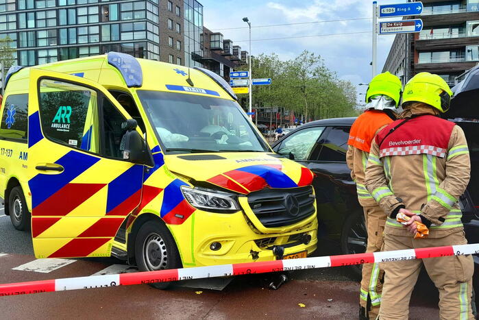 Ravage op de weg: ambulance, bestelbus en auto betrokken bij ernstig ongeval