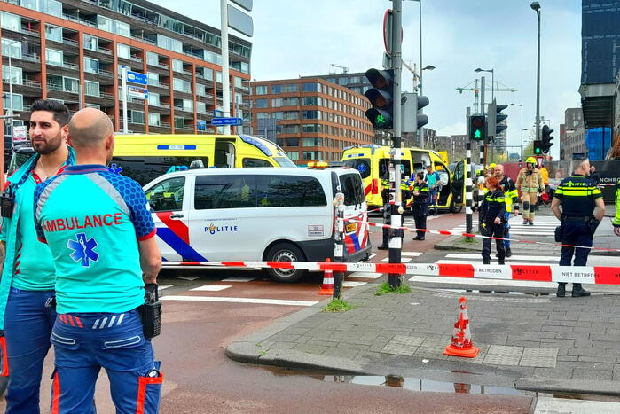 Ravage op de weg: ambulance, bestelbus en auto betrokken bij ernstig ongeval