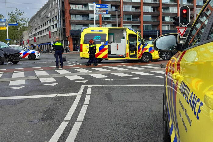Ravage op de weg: ambulance, bestelbus en auto betrokken bij ernstig ongeval