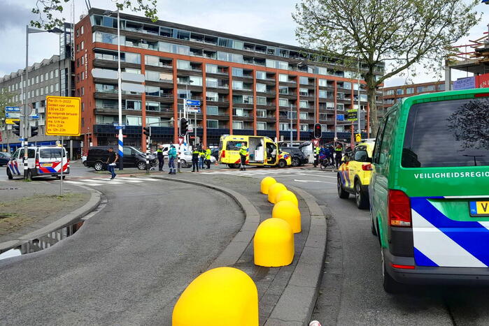 Ravage op de weg: ambulance, bestelbus en auto betrokken bij ernstig ongeval