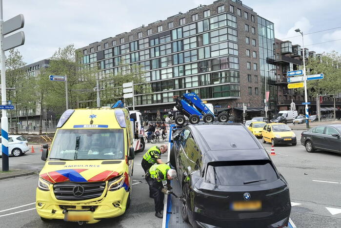 Ravage op de weg: ambulance, bestelbus en auto betrokken bij ernstig ongeval