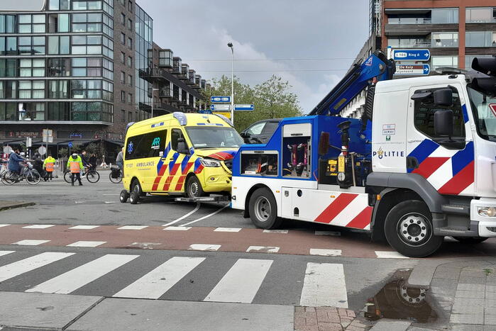 Ravage op de weg: ambulance, bestelbus en auto betrokken bij ernstig ongeval