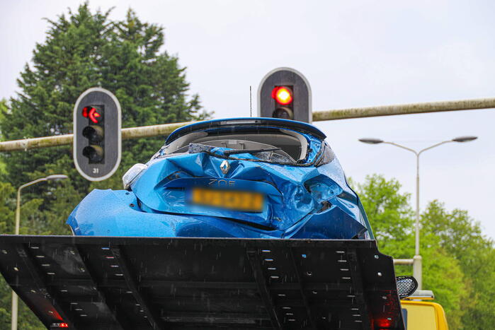 Flinke schade en gewonden bij kop-staart botsing