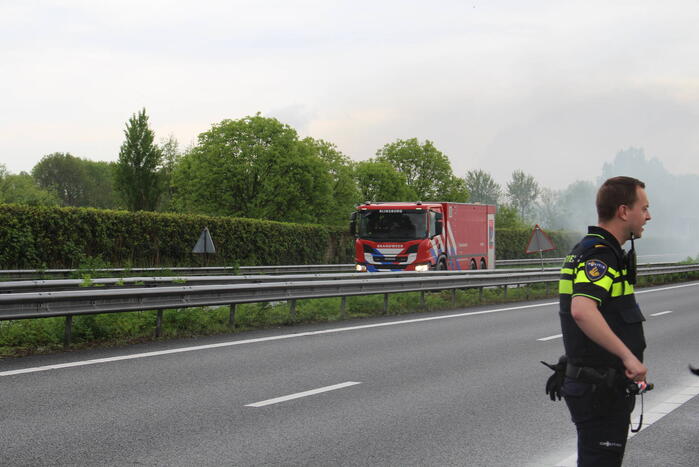 Elektrische auto vliegt in brand op snelweg