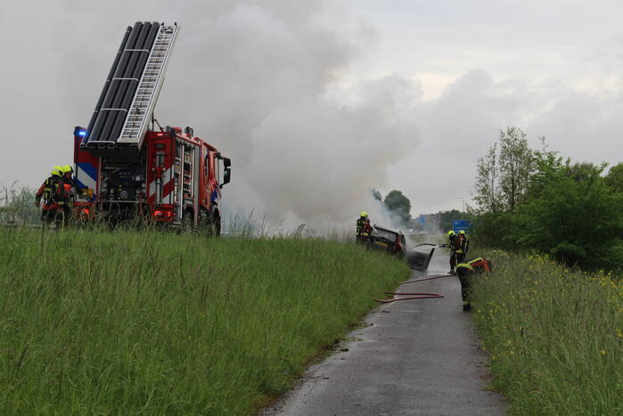 Elektrische auto vliegt in brand op snelweg