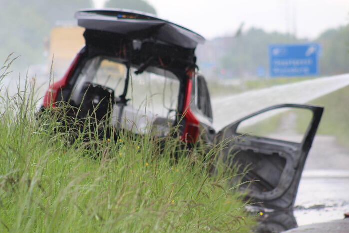 Elektrische auto vliegt in brand op snelweg