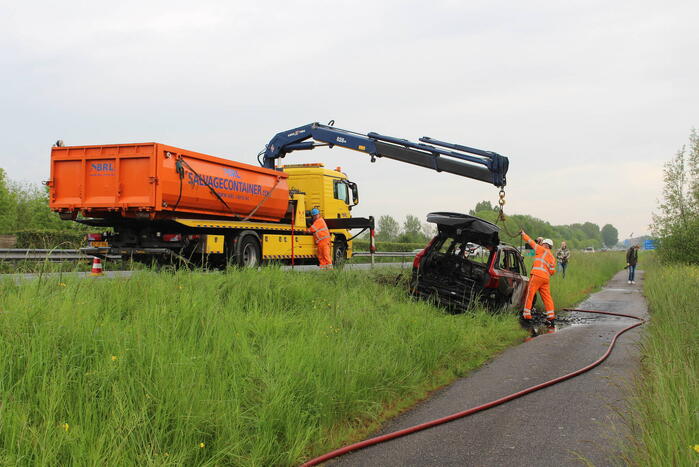 Elektrische auto vliegt in brand op snelweg