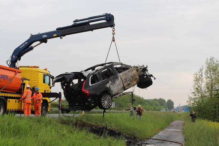 Elektrische auto vliegt in brand op snelweg