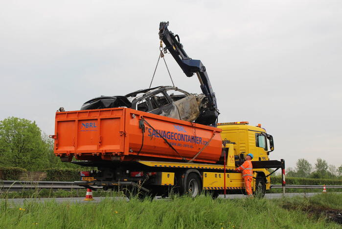 Elektrische auto vliegt in brand op snelweg