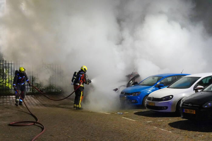 Auto volledig afgebrand in parkeervak