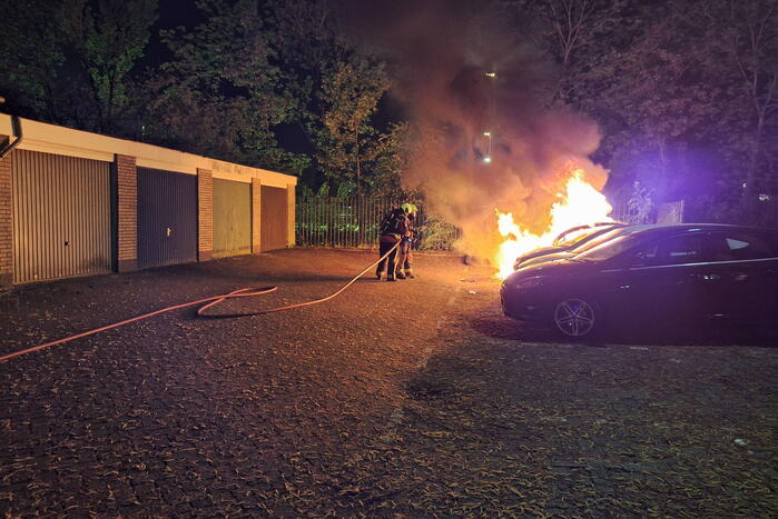 Auto volledig afgebrand in parkeervak