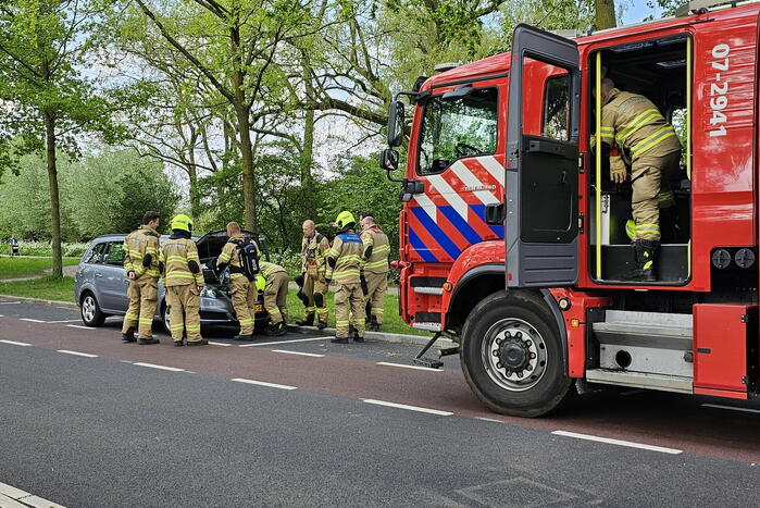 Een kijkje onder de motorkap van een auto na brandlucht