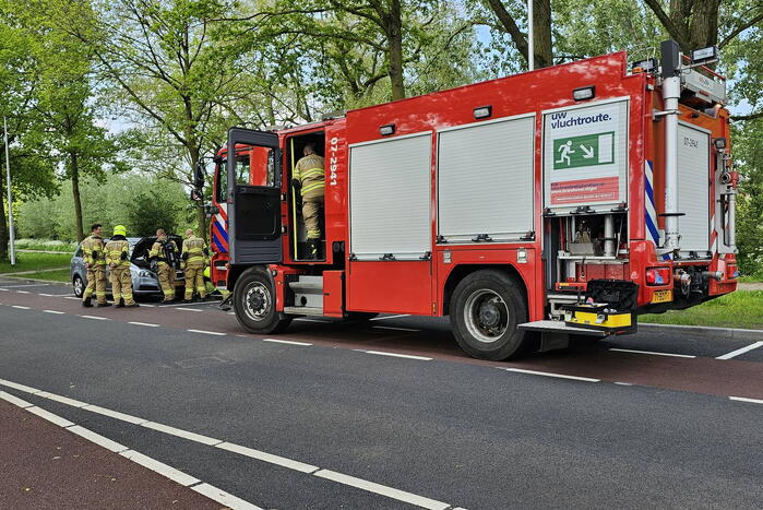 Een kijkje onder de motorkap van een auto na brandlucht
