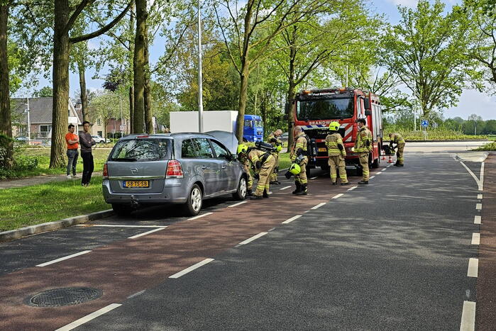 Een kijkje onder de motorkap van een auto na brandlucht