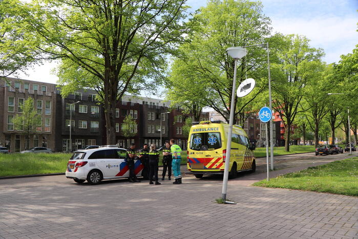 Auto botst op paal