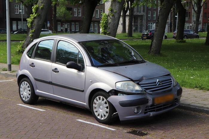Auto botst op paal