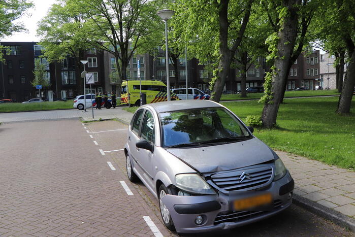 Auto botst op paal