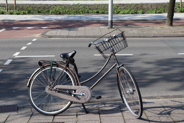 Fietser en automobilist botsen met elkaar
