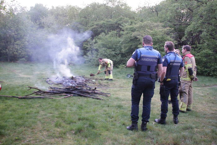 Brandweer blust kampvuur in bos